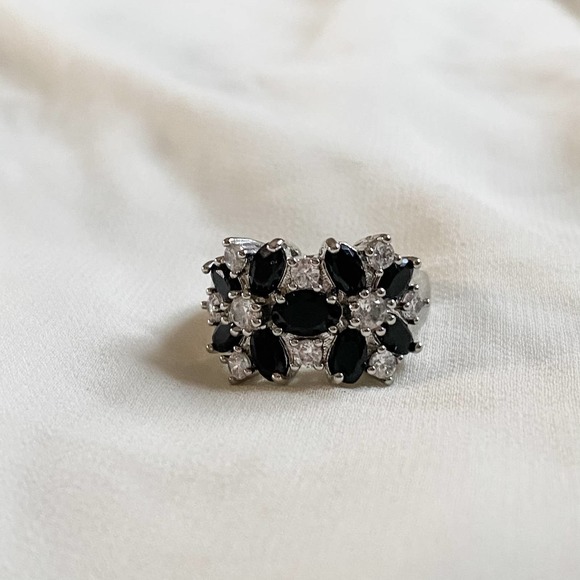 Vintage Jewelry - VTG Silver Black White Flower CZ Diamond Ring